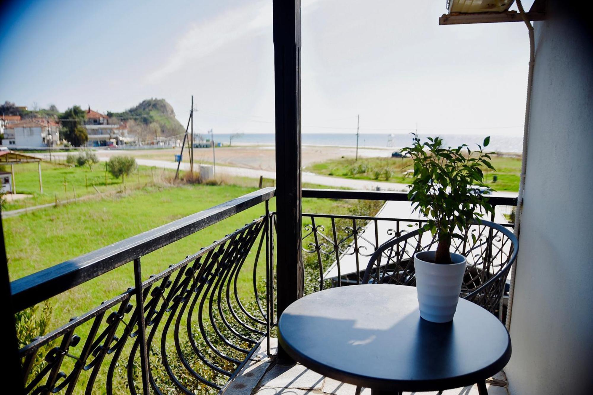 Room Nine 9 Beachfront Apartments Nea Kallikrateia 외부 사진